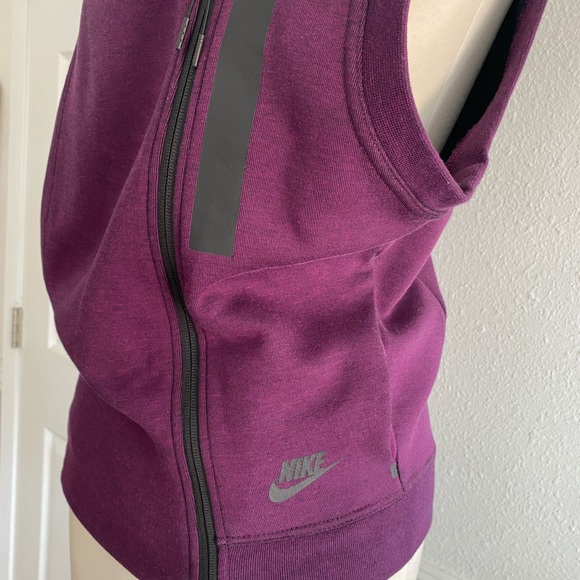 NIKE TECH FLEECE HOODED VEST - Picture 14 of 14